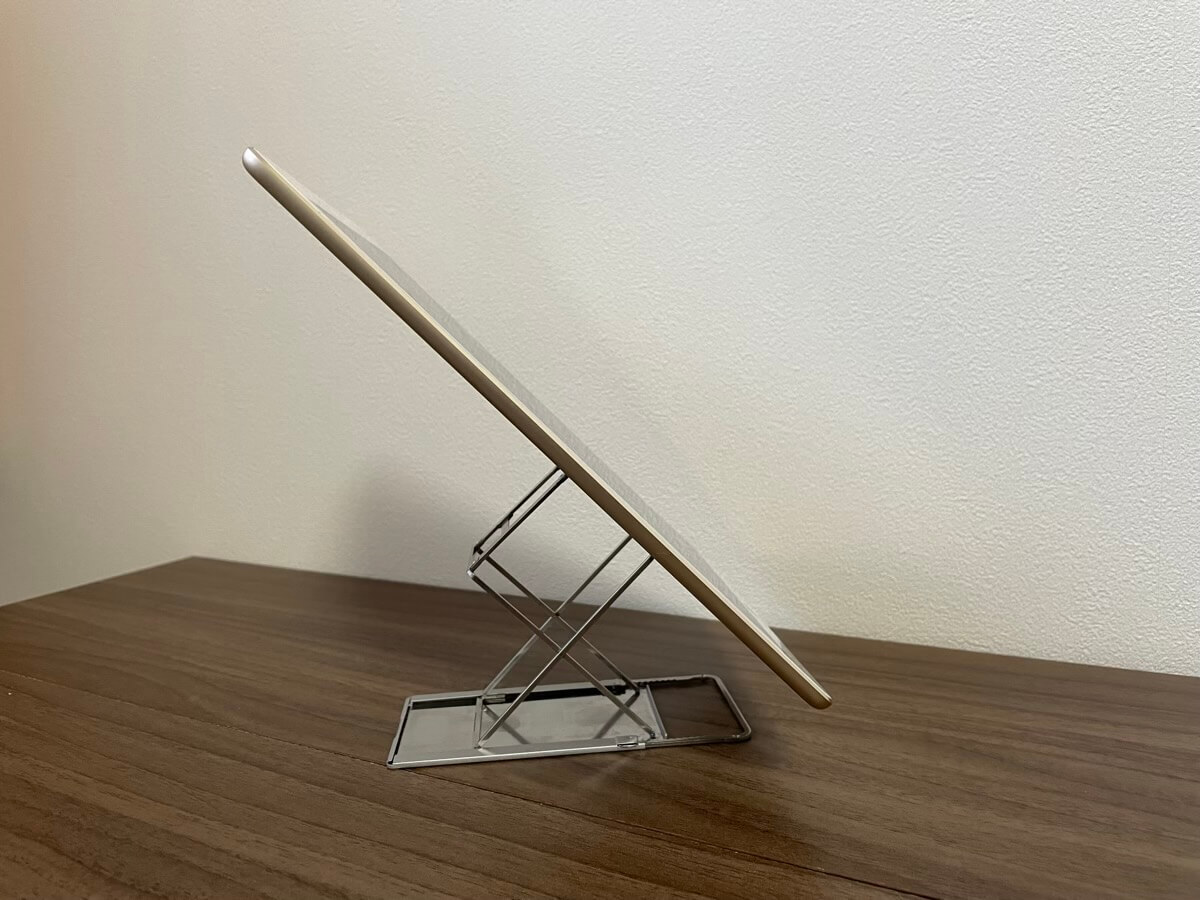 Majextand MでiPadに角度がつけられる